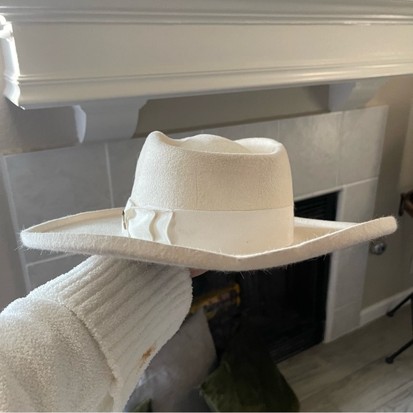 Gladys Tamez Millinery | Arch Hat Size: Small - Picture 7 of 7